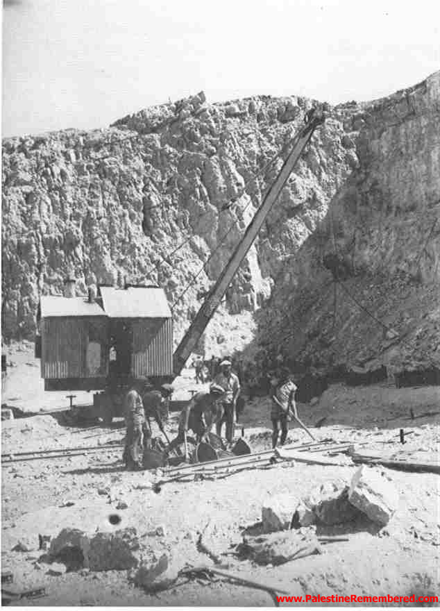 صورة لقرية عتليت - فلسطين: : منظر لمحاجر عتليت الشهيرة. 1930